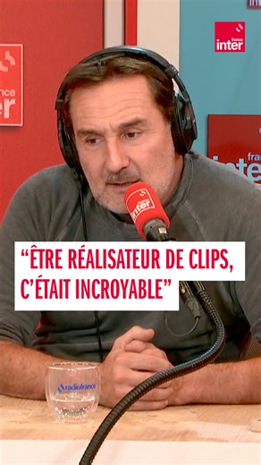 Gilles Lellouche est l’invité d’“À la régulière”, de Mehdi Maizi. Il revient sur ses débuts derrière la caméra, sa passion pour les clips musicaux et les leçons qu’il a tirées de sa carrière d’acteur. ➡️ pour en savoir plus, retrouvez l'émission dans son intégralité en suivant ce lien https://l.franceinter.fr/9rS | France Inter