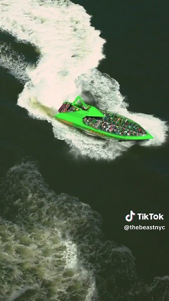 The Beast is the true #BRAT of The Hudson River and we’re not afraid to show off our high speed ride across the 🌊 #Hudsonriver #NycSkyline #nyclife #newyorkcheck #speedboat #fastlife #thingstodoinnyc #newyorkers