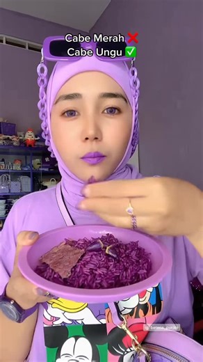 Beta Ria on Instagram: "Sampai sekarang masih aja ada yg gak percaya😩Jadi nih, ini cabe emang ada bibitnya Ungu, aku nemu di abang2 jual taneman gt.. Pas beli udah berbuah gini dan ini tuh anaknya cabe, rasanya gak ada sm sekali, tawar aja gt, kalau dia besar dan mateng warnanya berubah jd merah ke orens2an(pedes banget rasanya) gt gesss Apakah kalian sudah pernah mencobanya???🤭"