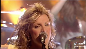 Hole performing ‘Celebrity Skin’ live on Jools Holland (1998). #holecelebrityskin #courtneylove #90s #90srock #holeband #live #itsbetterlive #90smusiclove