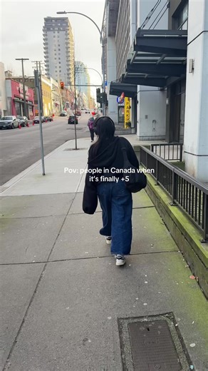 Meanwhile i am not going to take off my puffer till late april #lifeincanada #canadians #canada_life🇨🇦 #canadatiktok