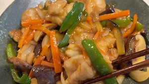 森 シェフ(森 洋太) on Instagram: "晩ご飯に迷ったときにオススメの『鶏の甘酢あんかけ』 ◾️料理の質問、感想などコメントしてもらえると嬉しいです☺️ 【材料】2人前 鶏もも肉 300g 玉ねぎ 1/2個 ニンジン 1/3本 ナス 1/2本 ピーマン 2個 シイタケ 3個 サラダ油 大さじ3 ごま油 大さじ3 塩 少々 コショー 少々 片栗粉 大さじ2 （甘酢ダレ） 醤油 大さじ2 ケチャップ 大さじ1 砂糖 大さじ2 水 100ml 鶏がらスープの素 小さじ1 お酢(最後に) 大さじ2 ◾️野菜は5mm幅くらいの棒状にカットしてます #晩ご飯 #鶏肉 #鶏肉の甘酢あんかけ #唐揚げ #おうちごはん #簡単ごはん #簡単レシピ #料理 #料理好きな人と繋がりたい #森シェフレシピ #food"