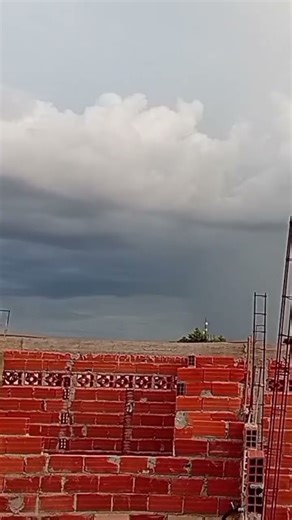 chuva forte com descargas elétricas nuvem a nuvem