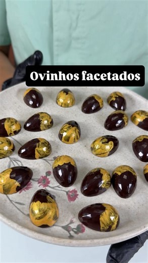 Gustavo Ono | Chocolate | Cursos on Instagram: "Usei o molde da @confitare CW1891 @chocolateworldantwerp ovinhos facetado para esse acabamento 🍫✨ Fiz o polimento com perflex e álcool 70 para garantir brilho, derreti a manteiga de cacau até 50°C e trabalhei entre 27 e 29°C com pó ouro, aplicando com pincel para criar esse efeito. A casca foi feita com chocolate intenso da @mastermartinibr e o recheio é uma ganache branca que eu vou mostrar melhor em breve 👀 Esse vídeo é só um pedacinho do que d