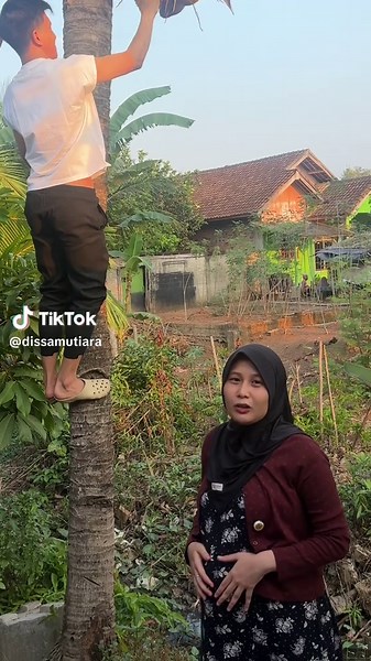 Enak nya tinggal di desa gini minum kelapa langsung ambil dari pohon nya 🍀