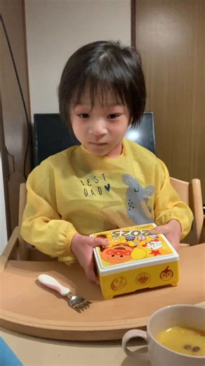 今日の夕ご飯は七夕仕様。雛鳥になる息子。タブレット見ながら食べさせるのはよくないけど食べないのよ、、