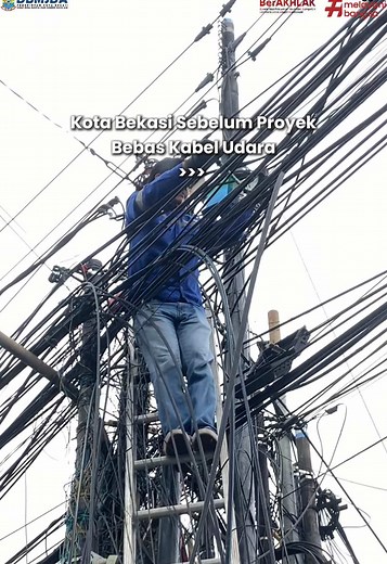 Demi menjadikan Kota Bekasi lebih rapih dan bersih dari kabel yang masih menjuntai di udara, upaya pemutusan terus dilakukan oleh tim Unit Reaksi Cepat Dbmsda Kota Bekasi. #kotabekasi #keren #pemutusankabeljaringan #fyp