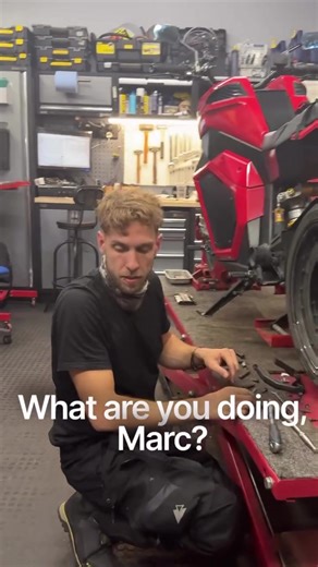 5,000 miles later… time for a new tire! 🔧⚡ Do you remember when we met up with @marc.travels.blog and the crew at @englishelectricmotorco to swap the rear tire on the Verge TS Pro — quick, clean, and back on the road in no time. Real-world service. Real-world adventure. This is how you #RideElectric 🏍️⚡ 🎥 Full video on YouTube & Vlog on Marc Channel — go check it out! #VergeMotorcycles #MarcTravels #TSPro #ElectricMotorcycle #EEMC #TireChange #MotoVlog #MotorcycleLife #EVready #RideSilentLive