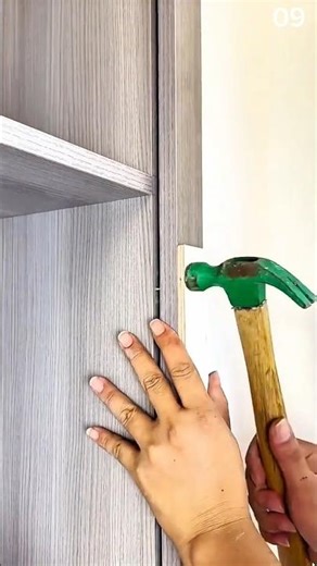 Proses Pasang Paku di Lemari Partikel Board.