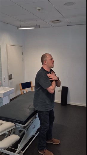 Hej med jer 👋 Lidt motivation til starten af ugen – knæet skal ikke drille eller gøre ondt 💙 👉 Den bedste vej til stærke ben og stabile knæ er regel­mæssig, rolig og korrekt træning. Små skridt. God teknik. Kontinuitet. Det virker 💪 Har du brug for mere hjælp, sparring eller et personligt program? Så kontakt Nordals Fysioterapi – hjælpen er nær, og vi står klar til at hjælpe dig videre 👌 📩 Skriv til os kontakt@nordalsfysioterapi.dk 📞 Ring til os på 74453168 🦵 Pas godt på dine knæ – de sk