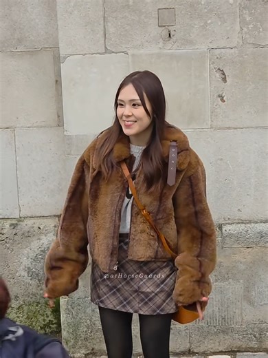 Heartwarming Respect at Horse Guards Ceremony