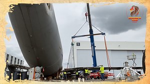 ** DIE ERSTE TRAGFLÄCHE UNSERES AIRBUS IST AB ** Bald beginnt der Endspurt! Die erste Tragfläche unseres A310 ist abgebaut. Wir freuen uns sehr, dass dieser wichtige und zugleich schwierige Arbeitsschritt reibungslos geklappt hat. Alle 261 Titanbolzen konnten so gelöst werden, dass die Tragfläche ohne Schaden vom Rumpf des Airbus genommen werden konnte. Das ist uns sehr wichtig, da der ehemalige Bundeswehr-Airbus A310 10 23 vollständig erhalten und hier bei uns im Park wieder in den Ursprungszus