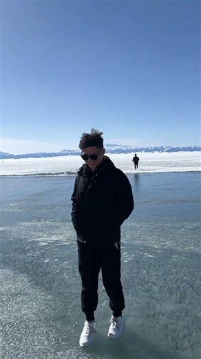 Man slips and falls on frozen lake while trying to join friend in Xinjiang, China