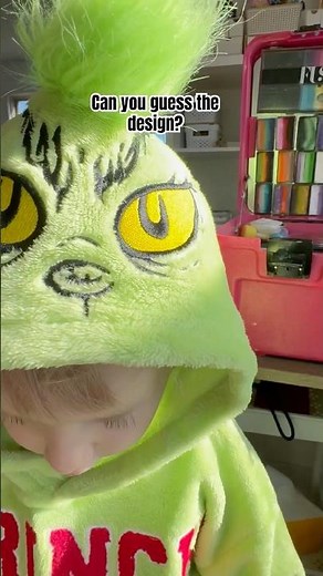Face painting the grinch is easier than it looks. Learn this holiday face paint and others! Read👇🏻
