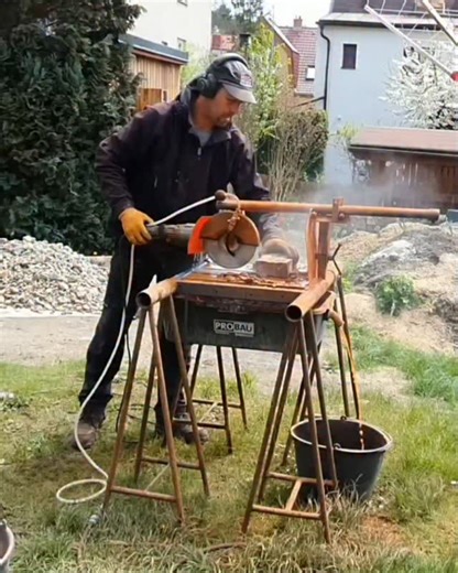Tomáš Vlasák on Instagram: "Dnes bych vám rád ukázal další z mých starších projektů, kterým je řezací stolek na cihly. Tenhle stolek jsem si vyráběl kvůli drobné stavbě, kterou jsem realizoval před zahájením stavby dílny a kterou vám ukážu hned v příštím vzpomínkovém videu. Já jsem měl k dispozici spoustu poškozených cihel, které mi bylo líto nevyužít, a tak jsem se rozhodl, že to poškození z cihel odříznu a ze zdravých zbylých půlek postavím lícové zdivo. Ale všichni si určitě dokážete snadno p