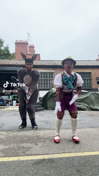 Backstage shenanigans in Shrek with @Mayhem🚨