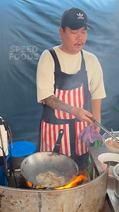 Fried dried chicken noodle master - Thai street food | SpeedFoods