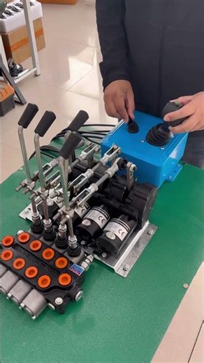 One control handle operates 2 motors with a wired remote control #crane #cranetruck #machine #effer