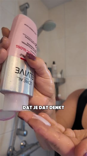 48K views · 104 reactions | Raarste comment die ik ooit heb gekregen... Maar ik gebruik nu een dikke maand de L'Oreal Glycolic Gloss serie, met shampoo, conditioner en de gloss. En daar krijgt mijn haar wel echt mega veel glans van. Heel fijn, want ik ben op bespaarmissie en mijn vorige shampoo was echt veeeeeel te duur. Ik heb deze gekregen van @lorealparis, dus daarom is het #spon. #lorealistarbnlglycolicgloss #gloss #haircare #elvive | One Broke Girl NL | Facebook