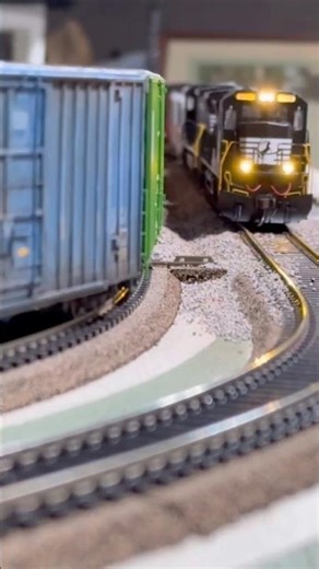 HO Scale Norfolk Southern Manifest on my 4x8 layout. #hoscale #modeltrains #nmra #freights #railroad