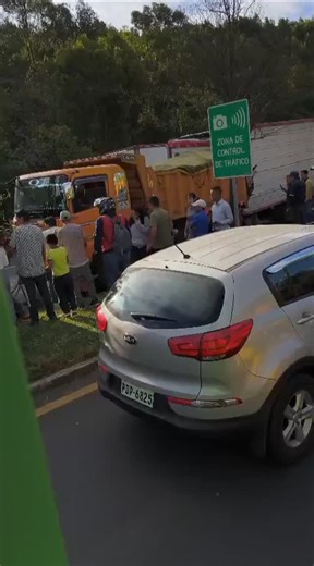 #Quito Un accidente de tránsito entre un camión y una volqueta ocurrió en la Av Simón Bolívar a la altura de El Troje. Bomberos ayudaron a liberar a una persona atrapada en uno de los vehículos, lamentable se reportó el fallecimiento de una persona. | Minuto & Medio