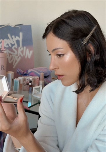 Recebidos especiais chegaram… e eu já precisei testar na hora. 💄✨ Hoje foi dia de me maquiar usando @Fenty Beauty pela primeira vez… e confesso que cada produto que eu abria me deixava ainda mais curiosa. Texturas lindas, acabamento impecável e aquela sensação de estar usando algo realmente pensado para valorizar a beleza de cada pessoa. Agora me conta… qual produto vocês querem ver mais de perto nos próximos vídeos? 👀✨