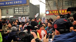 浦志强煽动民族仇恨、寻滋案休庭 上百人围观