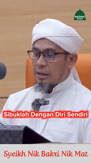 135K views · 4.3K reactions | Syeikh Nik Bakri Nik Mat - Sibuklah Dengan Diri Sendiri. Video Penuh: https://youtu.be/PH9ij7_3l5M Klik link di bawah untuk menjadi Sahabat Medina Studio: YouTube: https://tinyurl.com/yy47mksm Telegram: https://tinyurl.com/yym63x8w WhatsApp: https://tinyurl.com/y3w2pfp2 Facebook: https://tinyurl.com/y5ztnvcz TikTok: https://tinyurl.com/2rfah777 | Medina Studio | Facebook