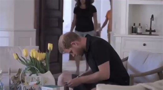 Watch the video and you will notice how ridiculously fake Meghan Markle’s overly large moonbump isIf Meghan was ACTUALLY heavily pregnant she would have a crazy pregnancy waddle