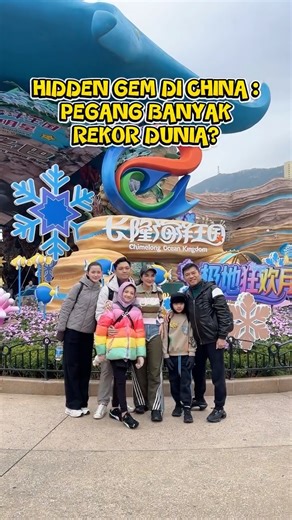 Ashanty Ash on Instagram: "HIDDEN GEM DI CHINA! 😍 Chimelong Ocean Kingdom ini pegang banyak rekor dunia tapi yang datang malah kebanyakan orang lokal 😳 Padahal di sini theme park laut + aquarium terbesar di dunia dalam satu tempat loh! Dan tepat di sebelahnya ada Chimelong Spaceship, ini juga indoor theme park terbesar di dunia, lengkap dengan pertunjukan orca 🐋 Kalau kamu lagi ke daerah Zhuhai, ini must visit sih. World-class, tapi belum rame turis ✨😍 Di perjalanan kali ini, aku dipandu sam