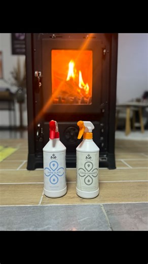 Audrey Perez on Instagram: "Décarboniser, nettoyer, faire briller ✨ ➡️ Clean Cheminées, une lavette mouillée, une lavette sèche pour la finition, et Shine Glass pour la touche finale. Simple, rapide, efficace… sans frotter pendant des heures 🙌 💡 Disponible aussi en format poche pour tester, sans engagement. 👉 Si tu veux essayer, écris-moi en message privé ou commente CLEAN ⬇️ #NettoyageFacile #iyaly #testproduits #gaindetemps #AstuceMaison"