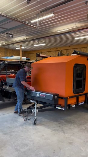 Easy removal after new design of the camper pod attachment. #livingouramericandream #hardwork #squaredropcamper #removeablecamper #diycamper #camperpod @livingouramericandream