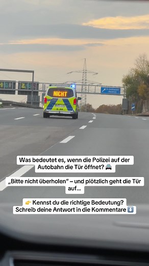 Was bedeutet es, wenn die Polizei auf der Autobahn die Tür öffnet? 🚔 „Bitte nicht überholen“ – und plötzlich geht die Tür auf… 👉 Kennst du die richtige Bedeutung? Schreib deine Antwort in die Kommentare ⬇️ #autobahn #polizei #verkehr #fahrlehrer #eliasvision