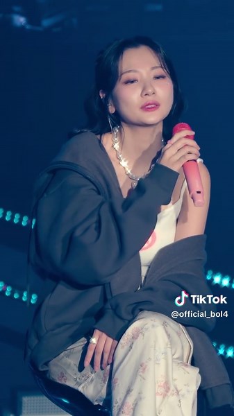 ⠀ 네 곁에 서서 오래도록💫🌌 ⠀ 🎧 볼빨간사춘기(BOL4) - ‘야경’ ⠀ ••• 2024 볼빨간사춘기 단독 콘서트 「Bloom」 2024. 11. 30 - 2024. 12. 01 @ JANGCHUNG ARENA ⠀ #BOL4 #Bloom #Concert #볼빨간사춘기 #블룸 #단독콘서트