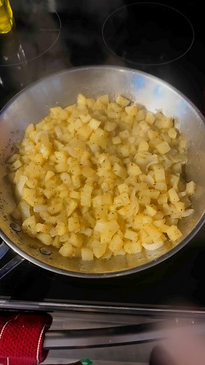 Homemade Corned Beef Hash & Crispy Edges Pancake! This plate made me smile 😊 😋. This is my first voiceover y’all, how’d I do?? #breakfast #cornedbeef #cornedbeefhash #hash #specialrequest #goodeating | AJ Foody