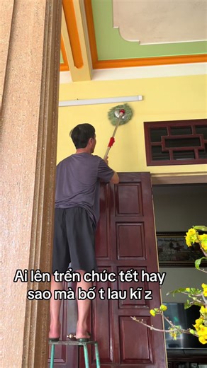 Quyết ko tha cái bóng đèn | guy throws out christmas decorations