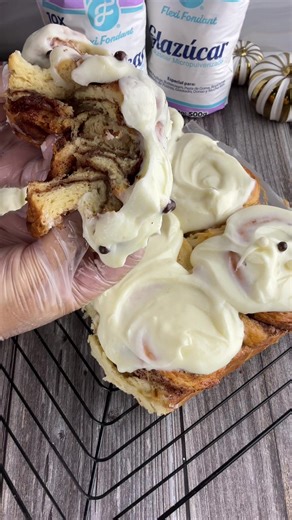 ✨ Rolls de Canela irresistibles, suaves y llenos de sabor ✨ Si amas hornear y sueñas con emprender desde casa, esta receta es para ti 💛 Guarda este post y manos a la masa 👇 🌀 Rolls de Canela 🔸 Pre fermento: 120 g harina todo uso 120 ml leche tibia 11 g levadura instantánea 🔸 Para la masa: 350 g harina todo uso 180 ml leche 80 g mantequilla 1 huevo batido 130 g azúcar 7 g sal 🔸 Empaste de canela: 7 cdas azúcar 2 cdas canela 30 g mantequilla 🔸 Glaseado: 120 g queso crema 160 g glazúcar 4 cd