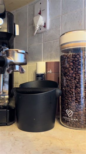 Saturday morning bottomless portafilter espresso 😍 love the way it looks coming out! Still in love with my Sage coffee machine