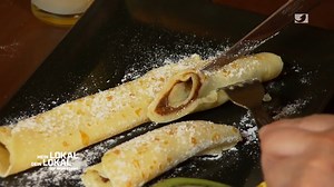 Die Desserts auf dem Campingplatz Johannisberg kommen auf den Tisch. Maike schwimmt als Einzige gegen den Cheesecake Strom. Sie gönnt sich Pfannkuchen mit Nutella. Die Konsistenz haut sie nicht gerade "vom Sockel". 😬 #MeinLokalDeinLokal #Clip | Mein Lokal, Dein Lokal