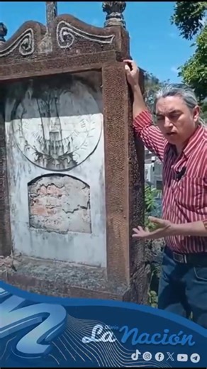 1 de 2 | Muchas son las curiosidades que alberga el Cementerio Municipal de San Cristóbal. ✓ Una de ellas se concentra en la tumba más antigua que se preserva en donde yacen Rafael J. Quintero y parte de su familia. ✓ Héroe de la Guerra de la Federación, Rafael J. Quintero hizo historia al ser uno de los pioneros del periodismo tachirense, siendo editor de varias publicaciones a finales del siglo XIX. Mire la segunda parte: https://www.facebook.com/share/v/12JQDZDFeky/ Texto: Freddy Omar Durán. 