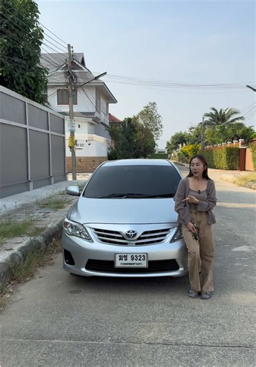 🚗 Toyota Altis 1.6G ปี 2012 ออโต้ ตัวท็อปยอดนิยม ขับดี นั่งสบาย ใช้ยาวๆ คุ้มสุดๆ 💥 ราคาเพียง 208,000 บาท ✨ รายละเอียดรถ \t•\tเครื่องยนต์ 1.6 Dual VVT-i ประหยัด ทน ใช้งานยาว \t•\tเกียร์ออโต้ เข้าเนียน สมูท ไม่ต้องรอร้อน \t•\tรถมือเดียวป้ายแดง \t•\tไม่เคยติดแก๊ส \t•\tสีสวย 90% เงางาม \t•\tขัดเคลือบสี เคลือบแก้วเรียบร้อย 🔥 สภาพโดยรวม \t•\tเครื่อง เกียร์ สมบูรณ์ พร้อมใช้งาน \t•\tช่วงล่างแน่น ไม่มีดัง ขับนิ่ม \t•\tแอร์เย็นฉ่ำทั้งคัน \t•\tภายในสะอาด รถบ้านแท้ ⸻ 💎 จุดเด่นรุ่นนี้ \t•\tห้องโดยสารกว้า