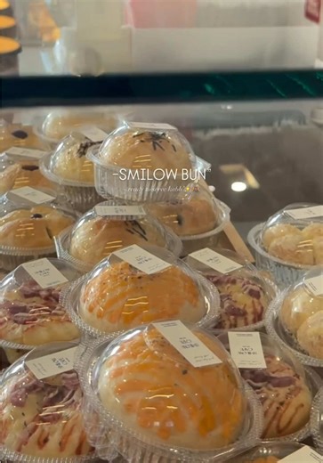 ; 𝙎𝙈𝙄𝙇𝙊𝙒 𝘽𝙐𝙉 🥖🥨🌭✨🥣 Where there is delicious dessert , there is me.!! 🥓🍽️ menu : bun 💫 - sausage pizza. / 45-. - cheessy spicy sausage / 40-. -sausage bun. / 35-. -pork floss mayonnaise / 40-. -butter sugar bun. / 25-. -raisin bun. / 25-. -/สั่งขนมล่วงหน้า dm สั่งจองเลยงับบบ 🫶🏼✨ ~𝙏𝙖𝙨𝙩𝙚 𝙩𝙝𝙚 𝙡𝙤𝙫𝙚 𝙞𝙣 𝙚𝙫𝙚𝙧𝙮 𝙗𝙞𝙩𝙚. 😋💖 Hours: 09.00 am - 06.00 pm ( Open Daily ) Location: Smilow Cafe b.1 & Smilow Cafe b.2 in Shell Kwanmuang Langsuan Chumphon #smilowcafe #หลังสวนช