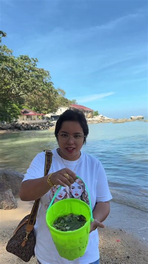 Momen Berharga Melepas Hasil Buruan di Laut