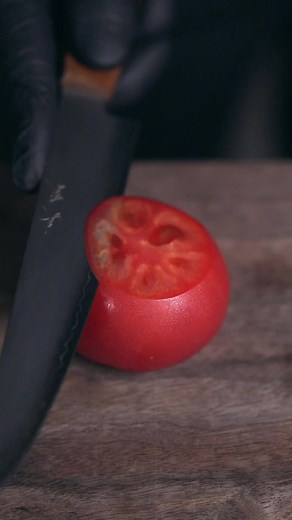 トマトが切りにくかったので包丁を研ぐ🍅 It was hard to cut the tomato, so sharpen the knife. 🔪✨ #研ぎ #切れ味抜群 #knifeskills #sharpening