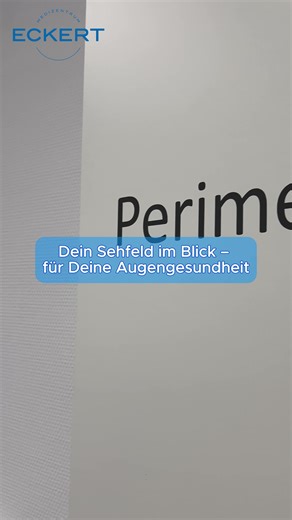 Alles im Blick 👀 Mit der Gesichtsfeldmessung prüfen wir, wie gut Du auch außerhalb der Mitte siehst. Denn Dein Sehfeld spielt eine wichtige Rolle für Orientierung, Sicherheit und Deine Augengesundheit. Die Untersuchung ist schmerzfrei, dauert nur wenige Minuten und hilft uns dabei, Veränderungen frühzeitig zu erkennen. Mehr über unsere moderne Diagnostik erfährst Du direkt bei uns in der Praxis. #gesichtsfeld #augenzentrumeckert #vorsorge #augencheck #augenarzt