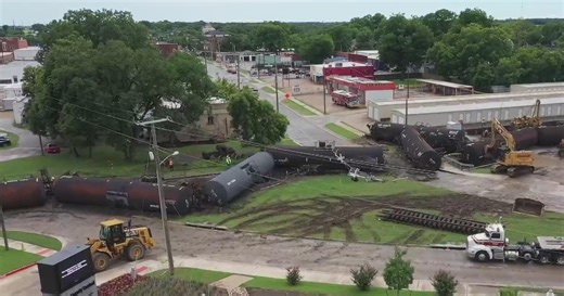 Cleanup continues after train derailment in downtown Waxahachie