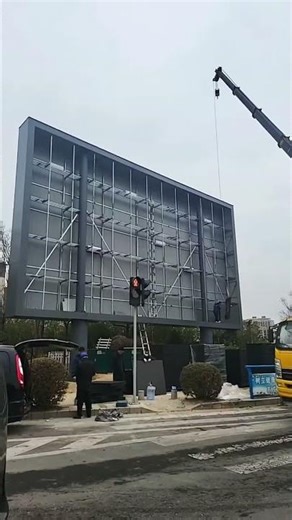 Do you know how such a large outdoor LED billboard is built? #rayboled