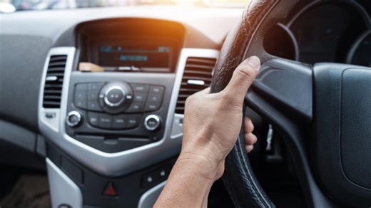 Polița RCA s-a scumpit deja, deși prețurile sunt încă plafonate. Cât plătește în plus un șofer din București, față de anul trecut