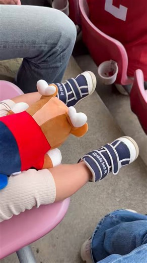 パパの応援行くよ〜！って言うと拳を突き出すポーズをしてくれるし、スタジアム着いたらすぐに一緒にやってた🏟️🦌今日もコンコースでしかおとハイタッチできて嬉しそうでした🙌🏻(試合中はほぼおやつタイムだけど🫣)