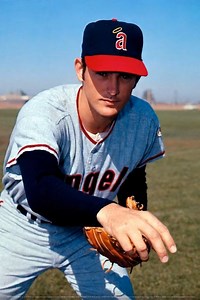 No pitcher this side of Cy Young – 815 starts! – took the mound more than Nolan Ryan (773 starts in a 27-year career). ⚾💨 Including the postseason, the all-time strikeout king faced 1,442 different hitters – including 54 Hall of Famers – for 22,801 uncomfortable plate appearances vs “The Ryan Express.” 😳🔥 🔹 Toughest hitters vs Ryan: Ten batters had 100 plate appearances against him, hitting just .224 with 230 strikeouts. The absolute worst? Claudell Washington: .143 avg & 39 Ks – the most st